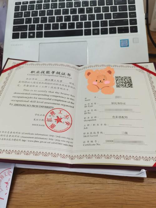 证书制作效果决定质量与传达，设计风格多元且色彩搭配精心