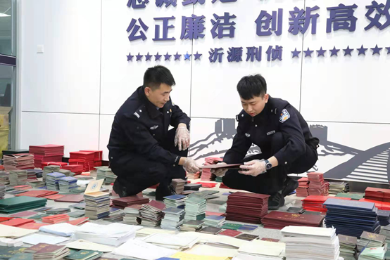 沂源县公安局破获制售证章案，查获大量证章及窝点